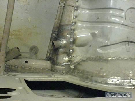 VW 1200 Cabriolet - Og rørene til varmekasserne er der nu også billede 12