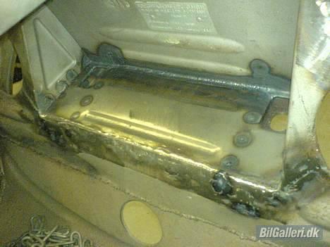 VW 1200 Cabriolet - Kassen under reservehjulet er næsten blevet bygget fra bunden. Heldigvis sad stelnummeret der stadig billede 13