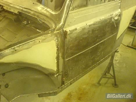 VW 1200 Cabriolet - Se nu lige de døre igen! Desværre "gaber" åbningen lidt når døren er lukket. Så der skal nok rettes lidt i karossen billede 15