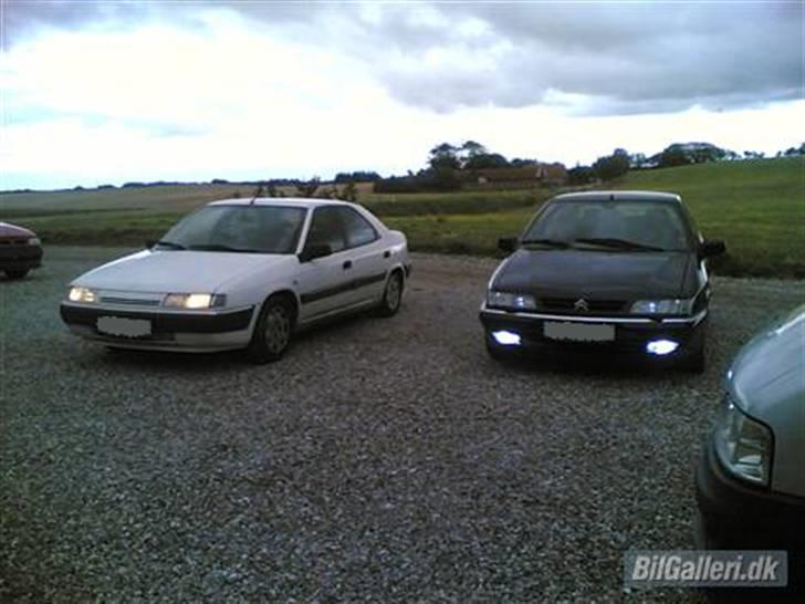 Citroën Xantia Turbo Activa  - her holder min sammen med sin ældre søster hehe  billede 5