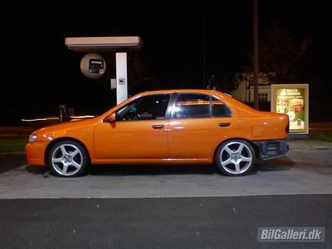 Nissan almera n15 - my malet farven spiller lidt  selvom det er mørkt MANGLER at samle den helt billede 4