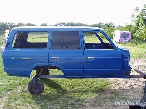 Toyota Landcruiser HJ60 *Solgt* - Her står karosen nymalet.. hele bilen har været skildt af og alt er blevet malet..  billede 16