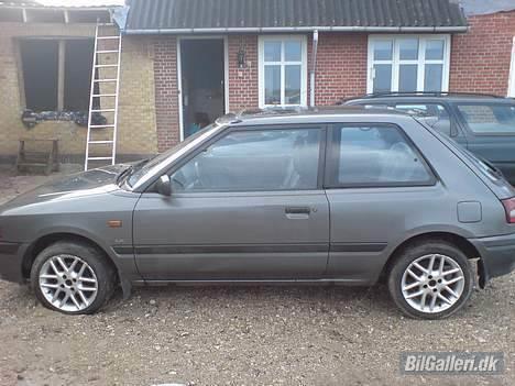 Mazda 323 BG solgt - det er de fælge jeg har til den indtil videre sys det ser godt ud billede 1