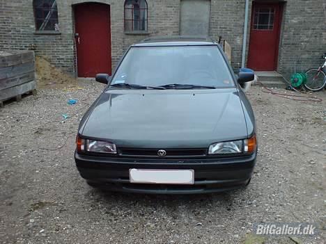 Mazda 323 BG solgt - fed front til at den er standart:P billede 2
