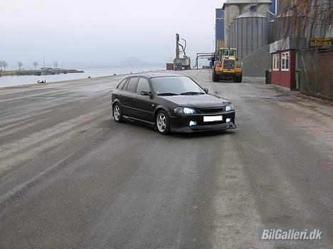 Mazda 323F BJ SOLGT billede 9