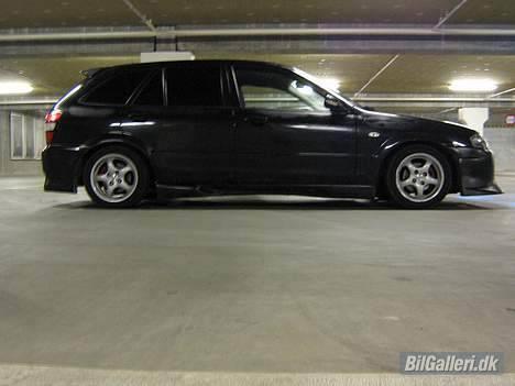 Mazda 323F BJ SOLGT billede 11