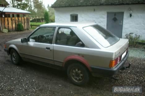 Ford Escort 1.3 *Skrottet* - Hun venter på at bringe mig på arbejde... så flittig.. så naiv! Det trailer træk skal udnyttes! Hun skal bruges og kan hurtigt tjene sig selv ind igen med lidt god vilje når drengene skal have transporteret noget eller låne en bil et par timer :P! billede 3