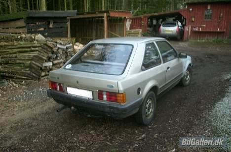Ford Escort 1.3 *Skrottet* - Røven er ikke hva den har været!! Igen ses den nye garage og Tucsonen :) Åh ja og den nye vaske plads foran begge garager. Var sq sjovt at rykke en rendegraver igennem hele gårdspladsen :D billede 4