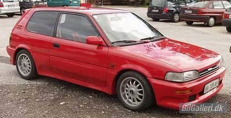 Toyota corolla - her er sideskørterne men ikke på vores bil billede 9