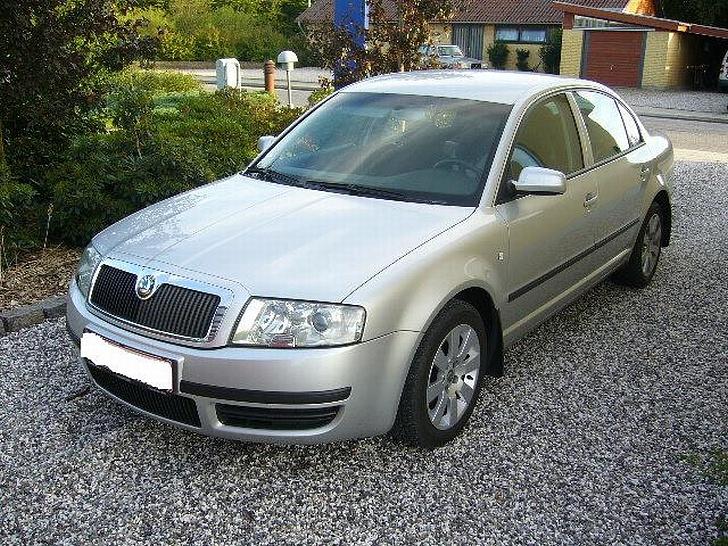 Skoda Superb (KongeSkoda) [SOLGT] - Lige kommet hjem..... den er sgu lidt morfar-agtig at se på....hehe billede 6