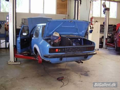 Opel Kadett C - Jeg sidder og sliber punktsvejsninger billede 7