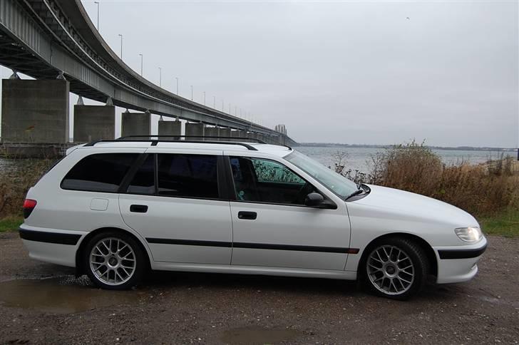 Peugeot 406 - Her kan man se den er sænket og mine 17" alufælge kommer til sin ret billede 5