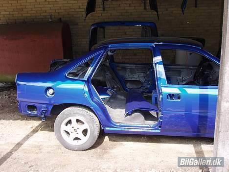 Opel vectra A (SOLGT) - så blev den nymalet og klar til at samle.. billede 10