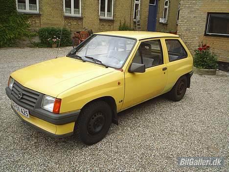 Opel Corsa A - "Humlebien" - Ja så´n så den ud da jeg købte den... Der er da alligevel sket lidt siden billede 3