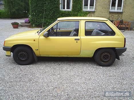 Opel Corsa A - "Humlebien" - Ja så´n så den ud da jeg købte den... Der er da alligevel sket lidt siden billede 4