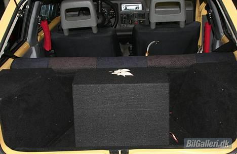 Opel Corsa A - "Humlebien" - Sådan ser anlæget så ud p.t. Skjulte 6,5" GTX-2 højtalere og en 12" sub. Det skulle gerne blive lidt vildere... billede 11