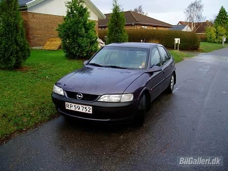 Opel Vectra b Gl Plus - Det stinker at tage billeder når det lige har regnet :D billede 1