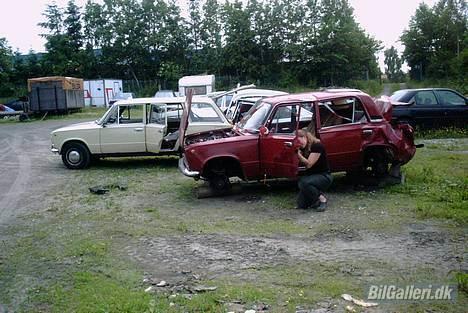 Lada 1200S "Røde" totalskadet - Den nye Lada 1300 stationcar i baggrunden. Lidt af de gamle dele kommer til at leve videre. billede 5