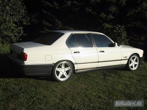 BMW E 32 735i A."Solgt" - Nypoleret, skinner som katteskidt i måneskin. Dejligt. billede 1