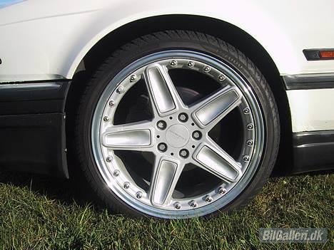 BMW E 32 735i A."Solgt" - 19" AC-Schnitzer split 9" brede foran. Og der er plast mellem egrene, så de også kan være med 10 egere. Det prøver vi i år. billede 2