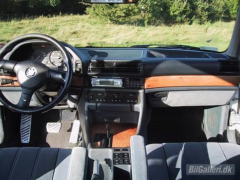 BMW E 32 735i A."Solgt" - Træpanelerne skal slibes ned, og lakeres i løbet af sommeren. billede 4