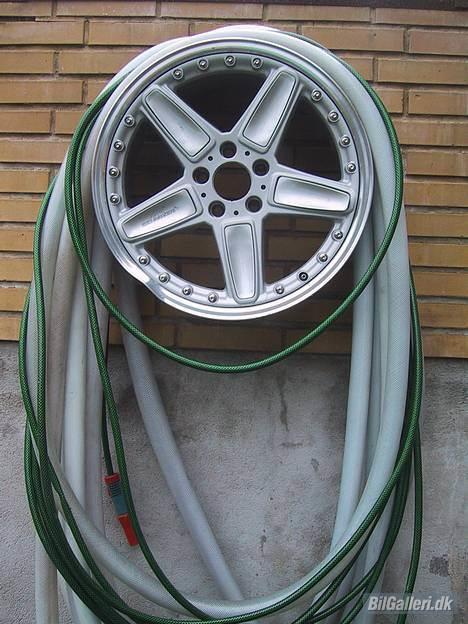 BMW E 32 735i A."Solgt" - Silkeborgs næstbyreste vandslangeholder. Min lille blå kammi har en 22" Hartge. billede 7