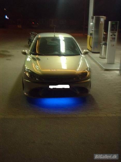 Peugeot 206 2.0 GTI - Her er så billede efter vi satte lys under bunden. Lidt gramset billedet, men lidt svært at tage billeder i mørke :D billede 10