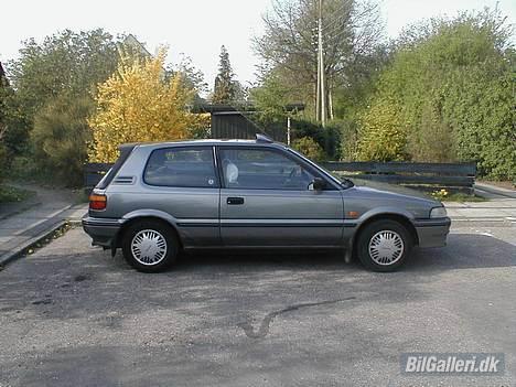 Toyota Corolla 1,3 XLi S-series  - Her er det første billed af den da bilen blev min! billede 1