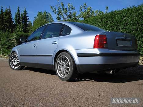 VW Passat 1,8 Turbo 225 HK - Lækkert billed hvor man kan se de lætte OZ fælge billede 4