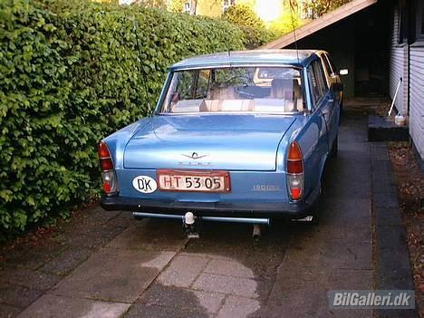 Fiat 1800 B - Her holder den, dagen efter hjemkomsten. Maj 2004 billede 2