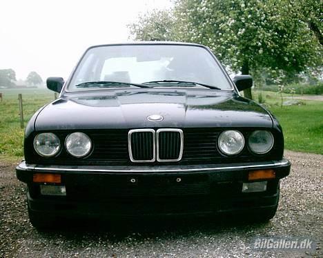 BMW 320i sedan *SOLGT* billede 1