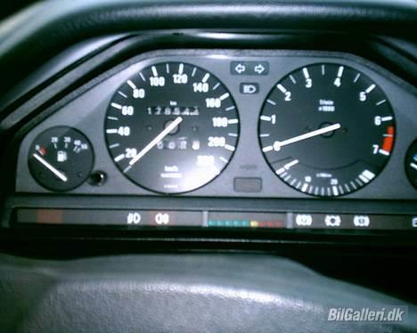 BMW 320i sedan *SOLGT* billede 4