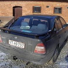 Nissan sunny ( total skadet )