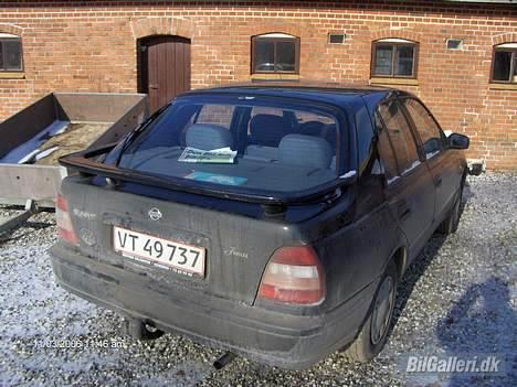 Nissan sunny ( total skadet ) billede 2