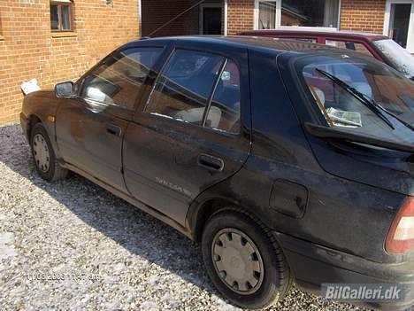 Nissan sunny ( total skadet ) billede 3