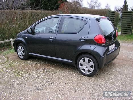 Toyota Aygo plus (SOLGT) - Lille og fiks bil. Her taget bagfra :-) billede 2
