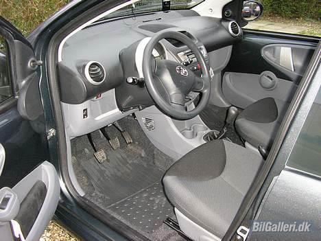 Toyota Aygo plus (SOLGT) - Og kabinen igen billede 5