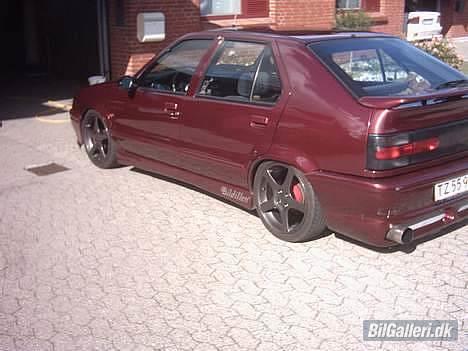 Renault 19 s  - dobbelt udstødningen er ødelagt og bag kofangeren er skiftet til standart. men det skal vi nok få gjort noget ved billede 2