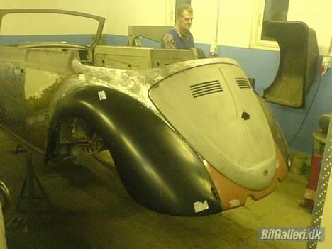 VW 1200 Cabriolet - Man kan se at det begynder at ligne en rigtig bil... Altså en bil uden hjul... billede 19