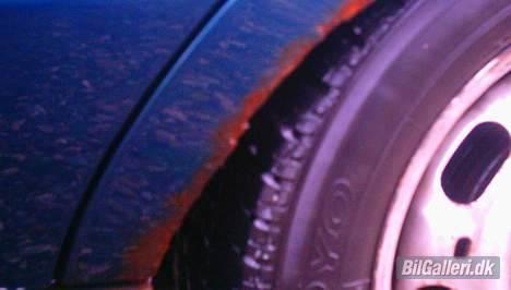 Skoda Felicia 1,6 LX (BYTTET) - Eneste rust den har.. :)  Ved ik om skærmen blir skiftet eller om der skal spartles lidt..  billede 5