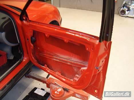 VW Passat Variant TDI - Sådan skal en dør skilles af når den skal lakeres. billede 9