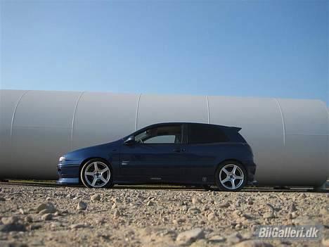 Fiat Bravo 1.6v - Ældre billede taget foran et vindmølletårn billede 5