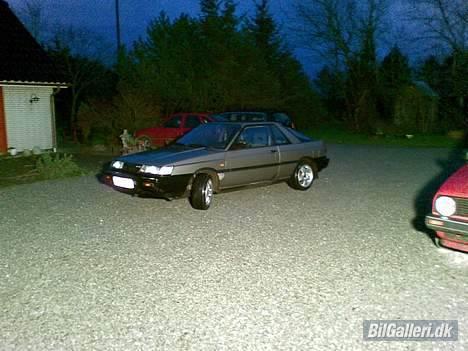 Nissan sunny coupe solgt - en lille flot sports coupe i lidt fir lidt lys. billede 1