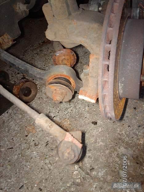 Ford Sierra Plaza - Da jeg overtog den, havde den været kørt ind i en lygtepæl og det havde kostet en styrearm. :O billede 9