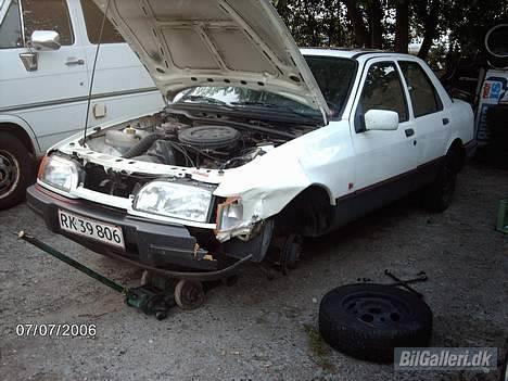 Ford Sierra Plaza - En skade jeg lavede for den tidligere ejer efter han havde kørt ind i en lygtepæl i et højresving hvor han var fortsat ligeud i lygtepælen. billede 10
