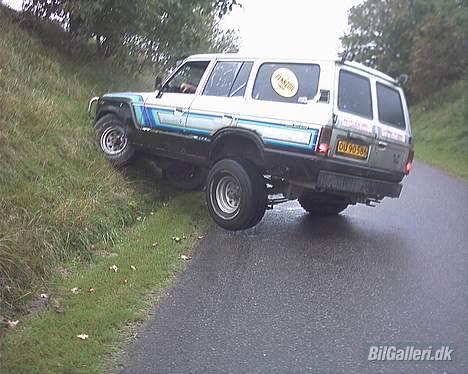 Toyota land cruiser hj 60/61 - bare lidt sjov.... min bil kan lette ben når den skal tisse :-D billede 1