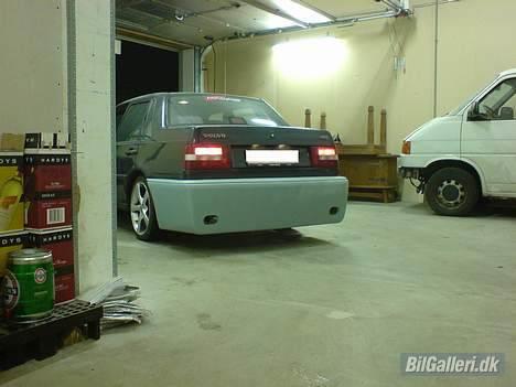 Volvo 460 TIL SALG  - Det er den bedste røv længe... Lige før den slår min egen ;)     De er alligevel for syge hos autosas. De har taget linierne fra bagagerummet og spejlvendt dem ned over kofangeren.. Det kalder jeg symmetri !!  billede 12
