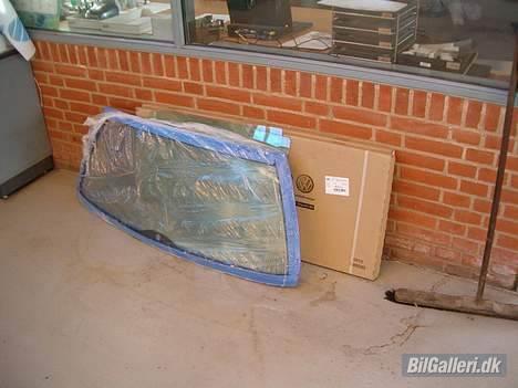 VW Passat Variant TDI - Lidt nye dele: Bagrude, 2 bagerste sideruder forberet til chrom lister..... Har også købt chromlister til a-stolpe/tagrende. Ny frontrude er også bestilt.... billede 15