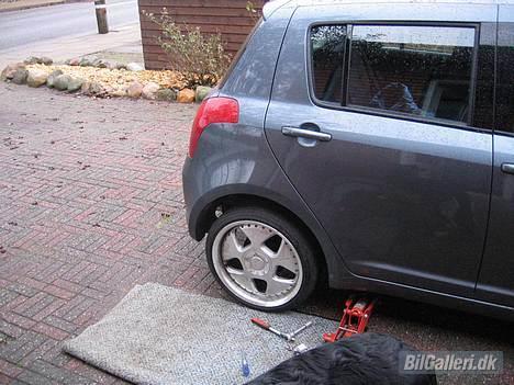 Suzuki Swift *DØD* - Skulle lige prøve og sætte min kt5 på... hehe.. de ser lidt små ud de 17" billede 1