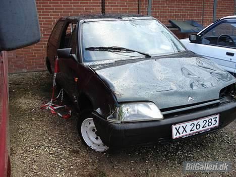 Citroën AX - "Citronen" DØD - Som det ses kører bilen ikke længere på vejen billede 20
